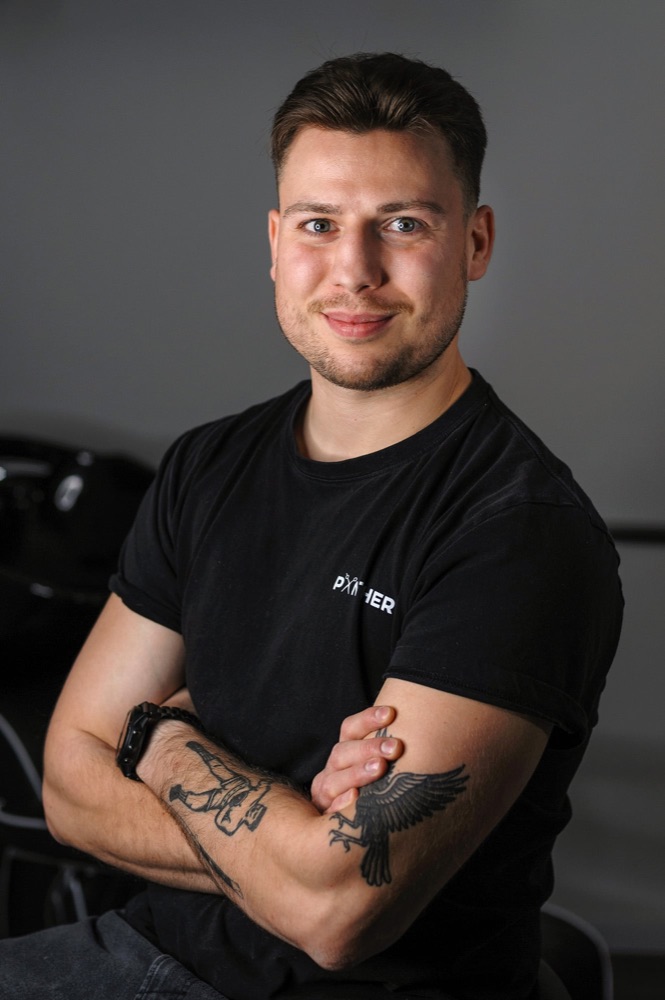 Adam — barber, Panther holičstvo